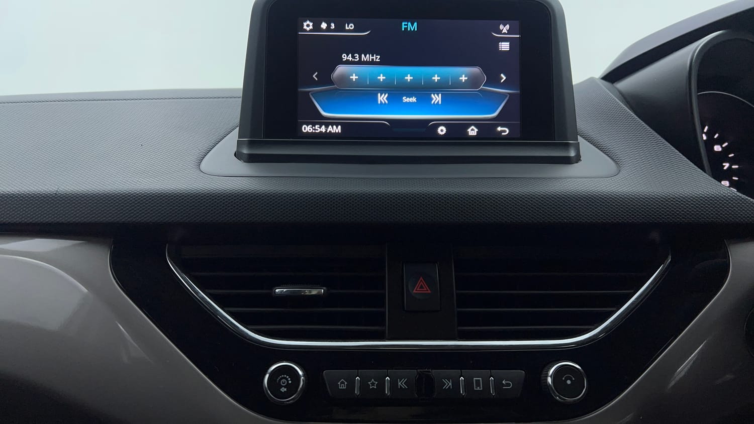 Used 2019 Tata Nexon XZ Plus Dual Tone Petrol Manual top_features Touch screen infotainment system