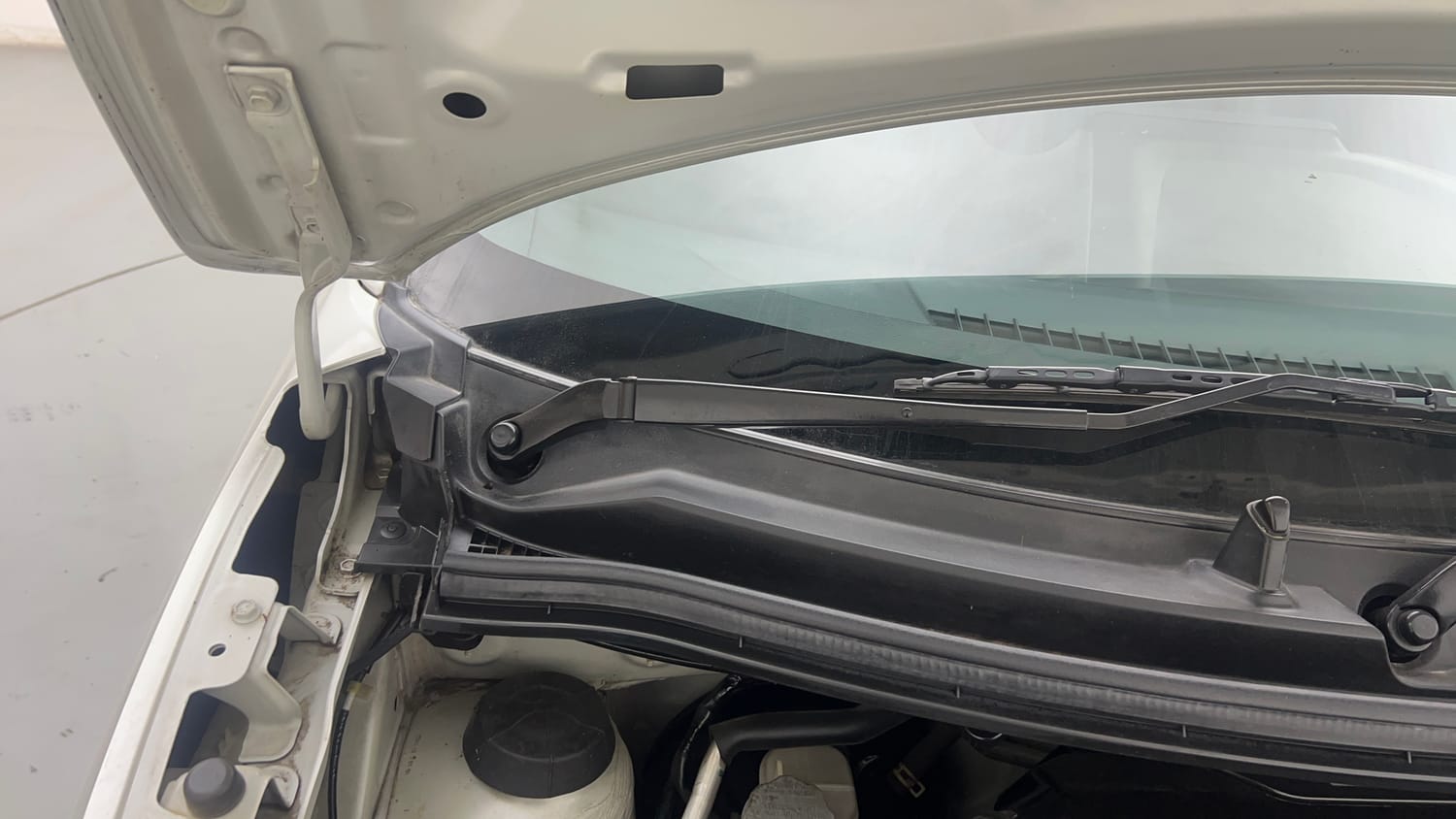 Used 2019 Maruti Suzuki Wagon R VXi 1.0 Petrol Manual engine ENGINE RIGHT SIDE HINGE & APRON VIEW