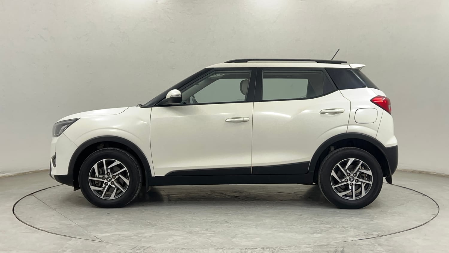 Used 2023 Mahindra XUV 300 W8 (O) 1.2 Petrol Petrol Manual exterior LEFT SIDE VIEW