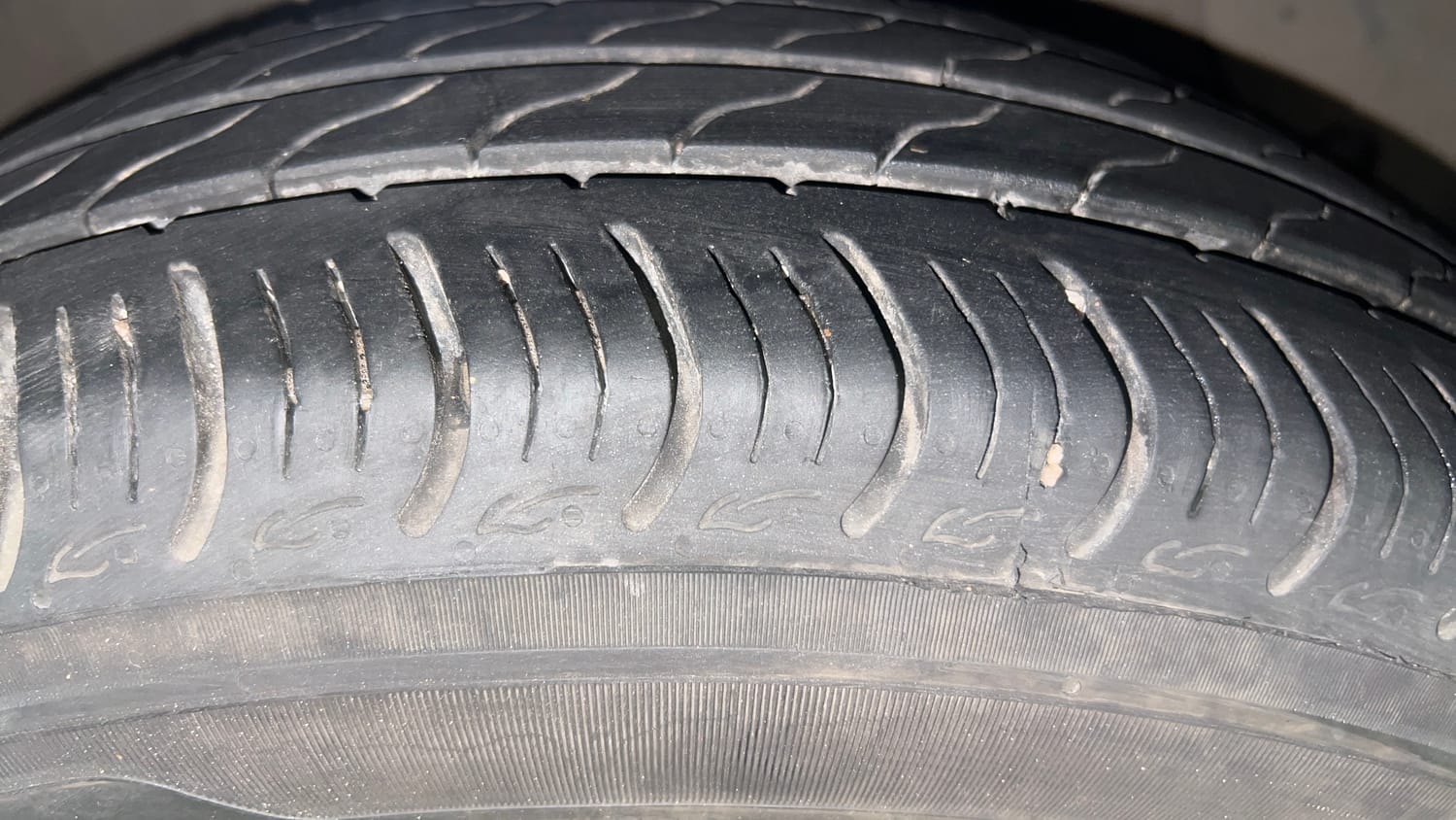 Used 2023 Hyundai Aura SX 1.2 CNG Cng Manual tyres RIGHT FRONT TYRE TREAD VIEW