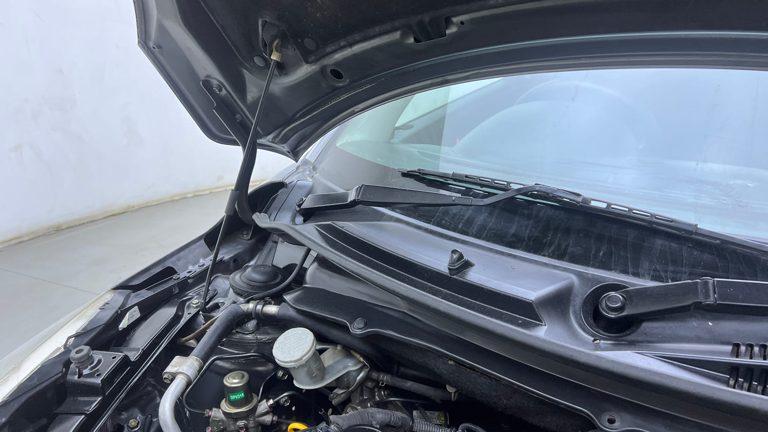 Used 2013 Maruti Suzuki Swift LDi Diesel Manual engine ENGINE RIGHT SIDE HINGE & APRON VIEW