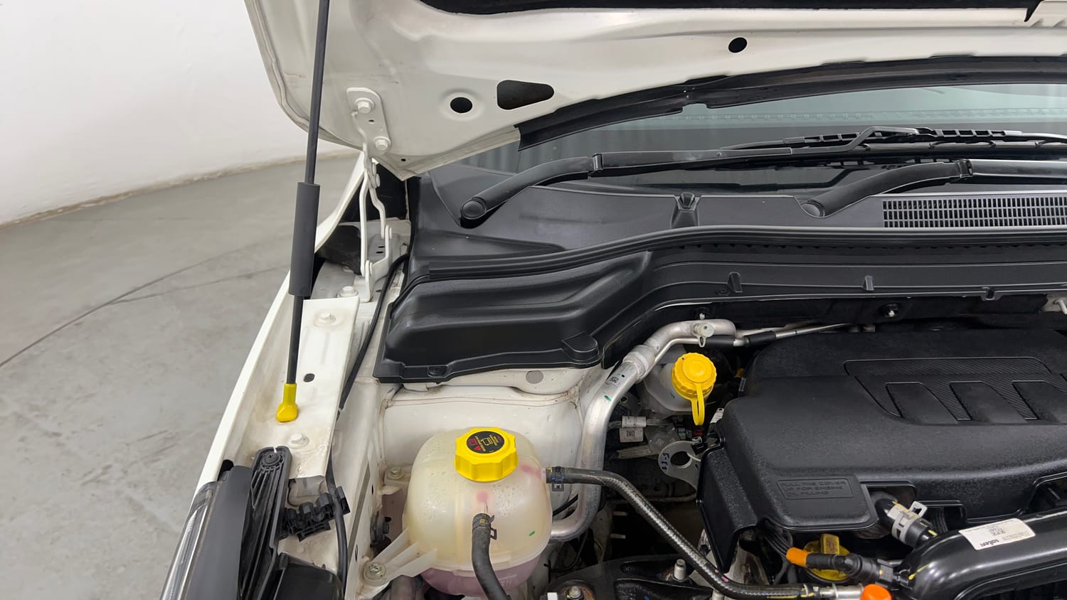 Used 2023 Mahindra XUV 300 W8 (O) 1.2 Petrol Petrol Manual engine ENGINE RIGHT SIDE HINGE & APRON VIEW