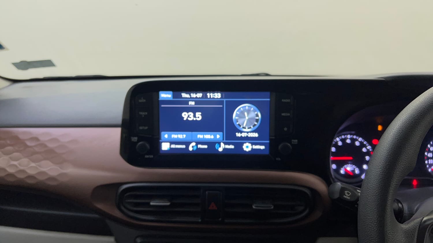 Used 2023 Hyundai Aura SX 1.2 CNG Cng Manual top_features Integrated (in-dash) music system