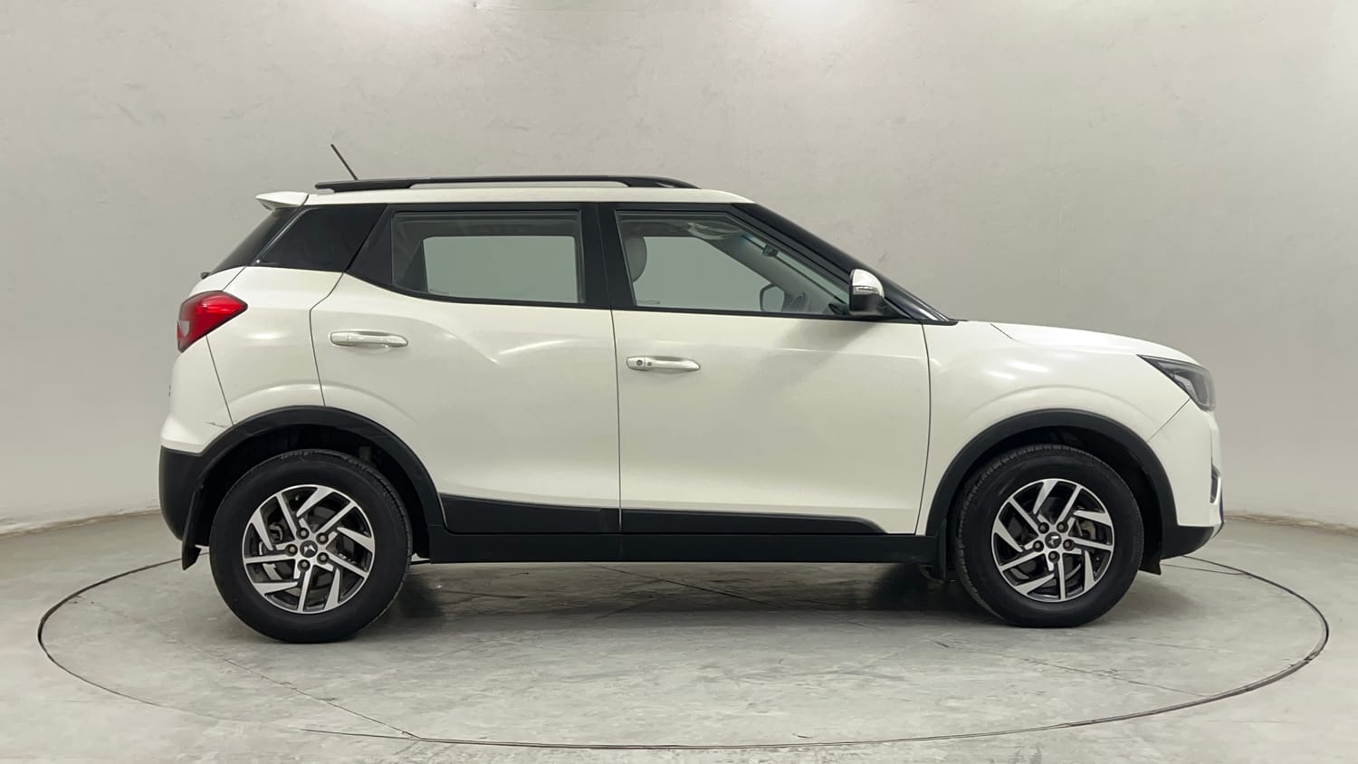 Used 2023 Mahindra XUV 300 W8 (O) 1.2 Petrol Petrol Manual exterior RIGHT SIDE VIEW
