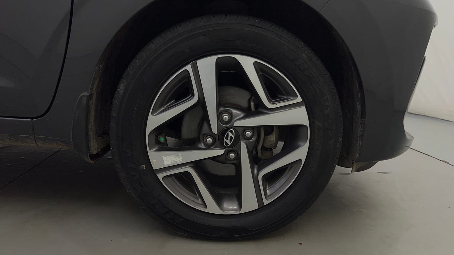 Used 2023 Hyundai Aura SX 1.2 CNG Cng Manual tyres RIGHT FRONT TYRE RIM VIEW