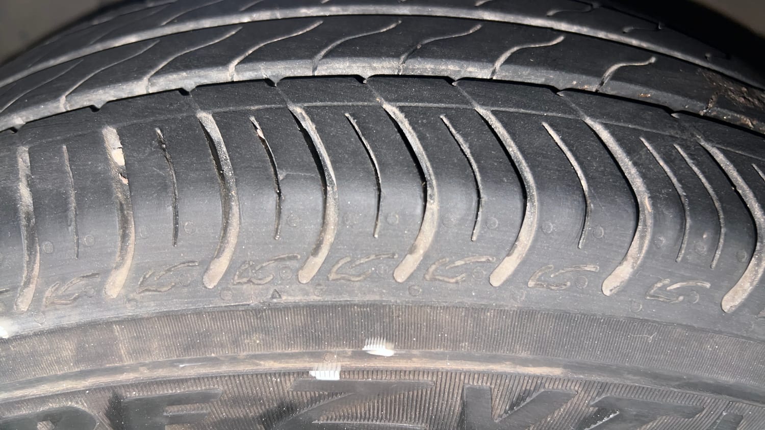 Used 2023 Hyundai Aura SX 1.2 CNG Cng Manual tyres LEFT FRONT TYRE TREAD VIEW