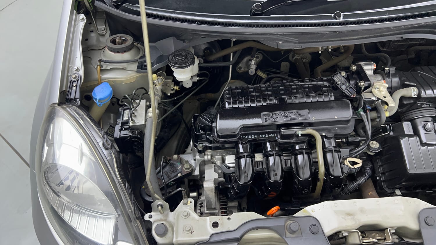 Used 2015 Honda Amaze 1.2 VX i-VTEC Petrol Manual engine ENGINE RIGHT SIDE VIEW