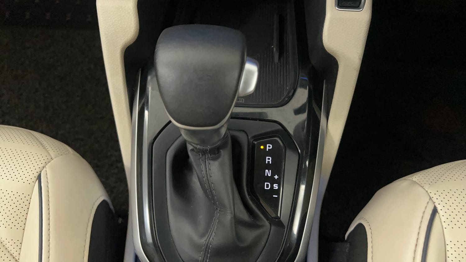 Used 2023 Kia Carens Luxury Plus 1.5 Diesel AT 7 STR Diesel Automatic interior GEAR  KNOB VIEW