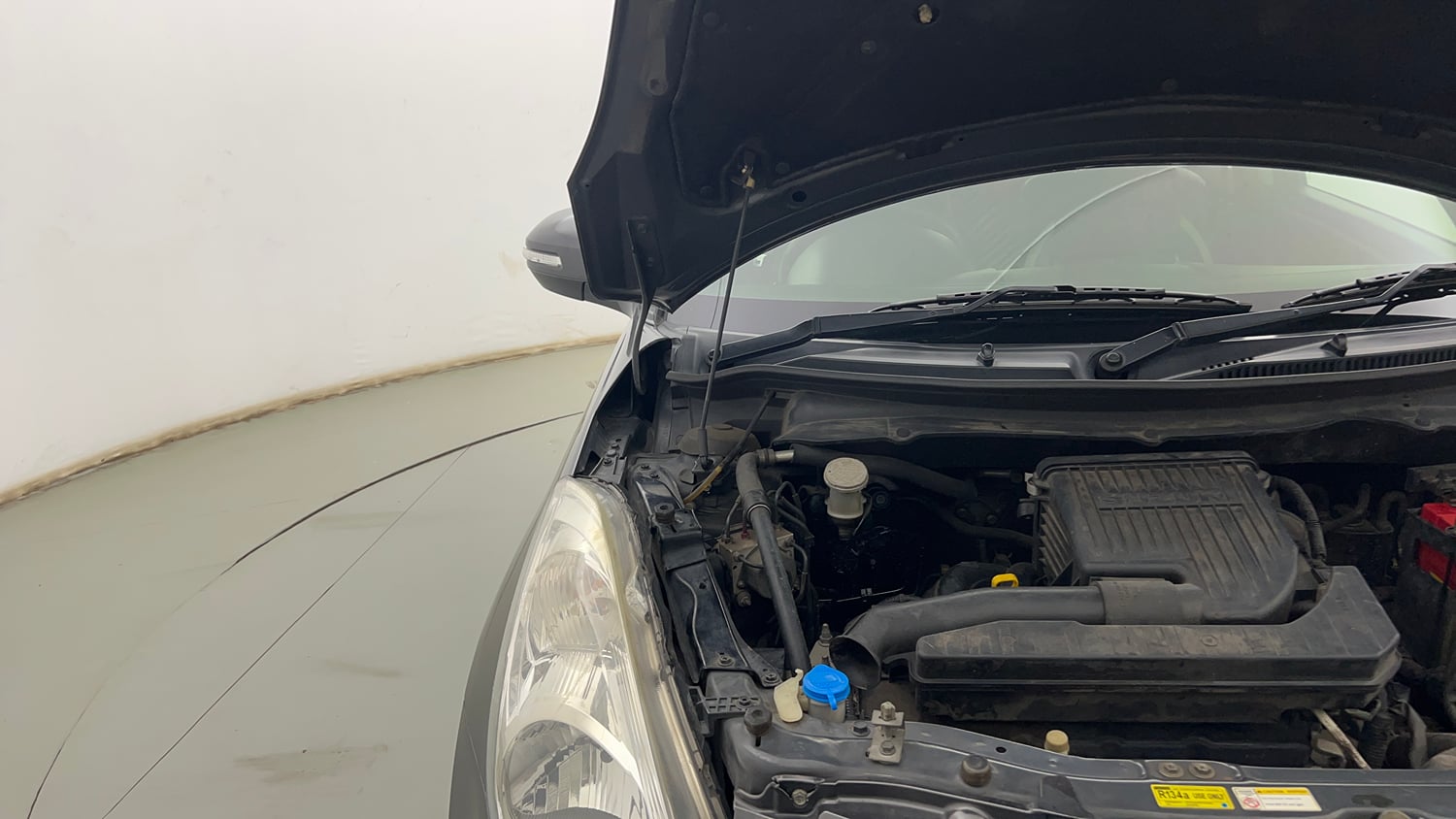 Used 2015 Maruti Suzuki Swift ZXi Petrol Manual engine ENGINE RIGHT SIDE HINGE & APRON VIEW