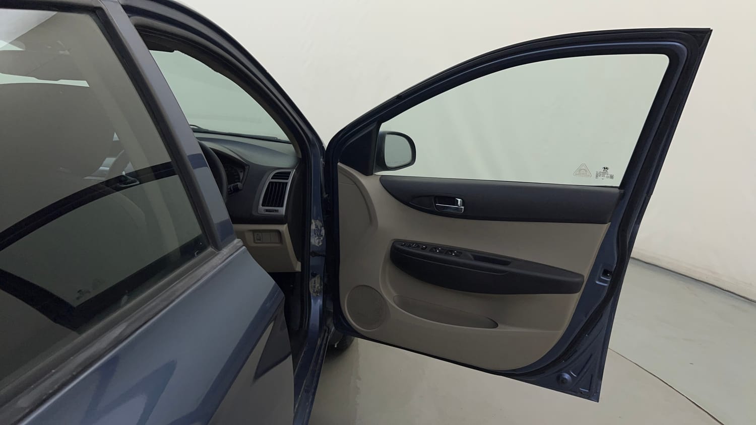 Used 2013 Hyundai i20 Sportz 1.2 Petrol Manual interior RIGHT FRONT DOOR OPEN VIEW