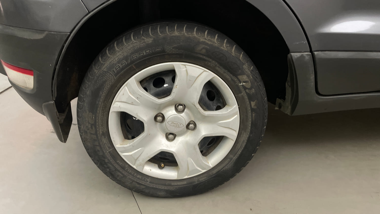 Used 2016 Ford EcoSport Trend 1.5L Ti-VCT Petrol Manual tyres RIGHT REAR TYRE RIM VIEW