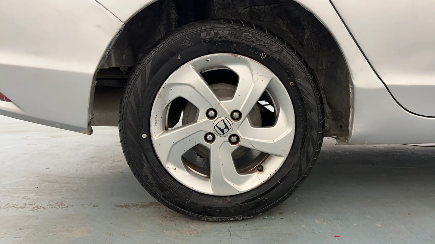 Used 2016 Honda City V Petrol Manual tyres RIGHT REAR TYRE RIM VIEW