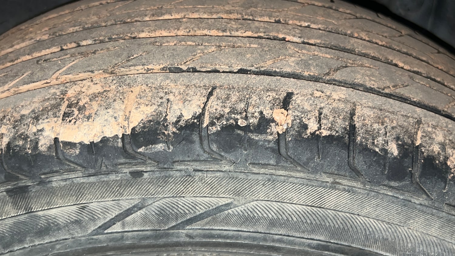 Used 2015 Maruti Suzuki Swift ZXi Petrol Manual tyres LEFT REAR TYRE TREAD VIEW