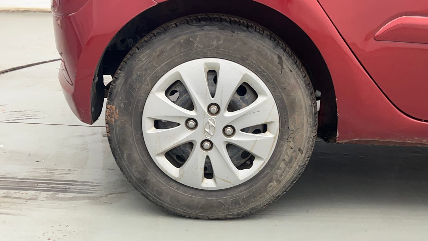 Used 2012 Hyundai i10 Sportz 1.2 Kappa2 Petrol Manual tyres RIGHT REAR TYRE RIM VIEW