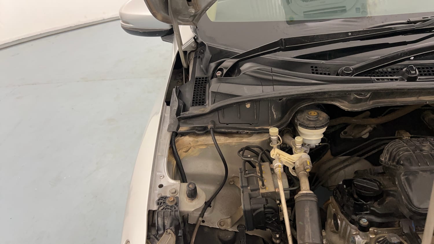 Used 2016 Honda City V Petrol Manual engine ENGINE RIGHT SIDE HINGE & APRON VIEW
