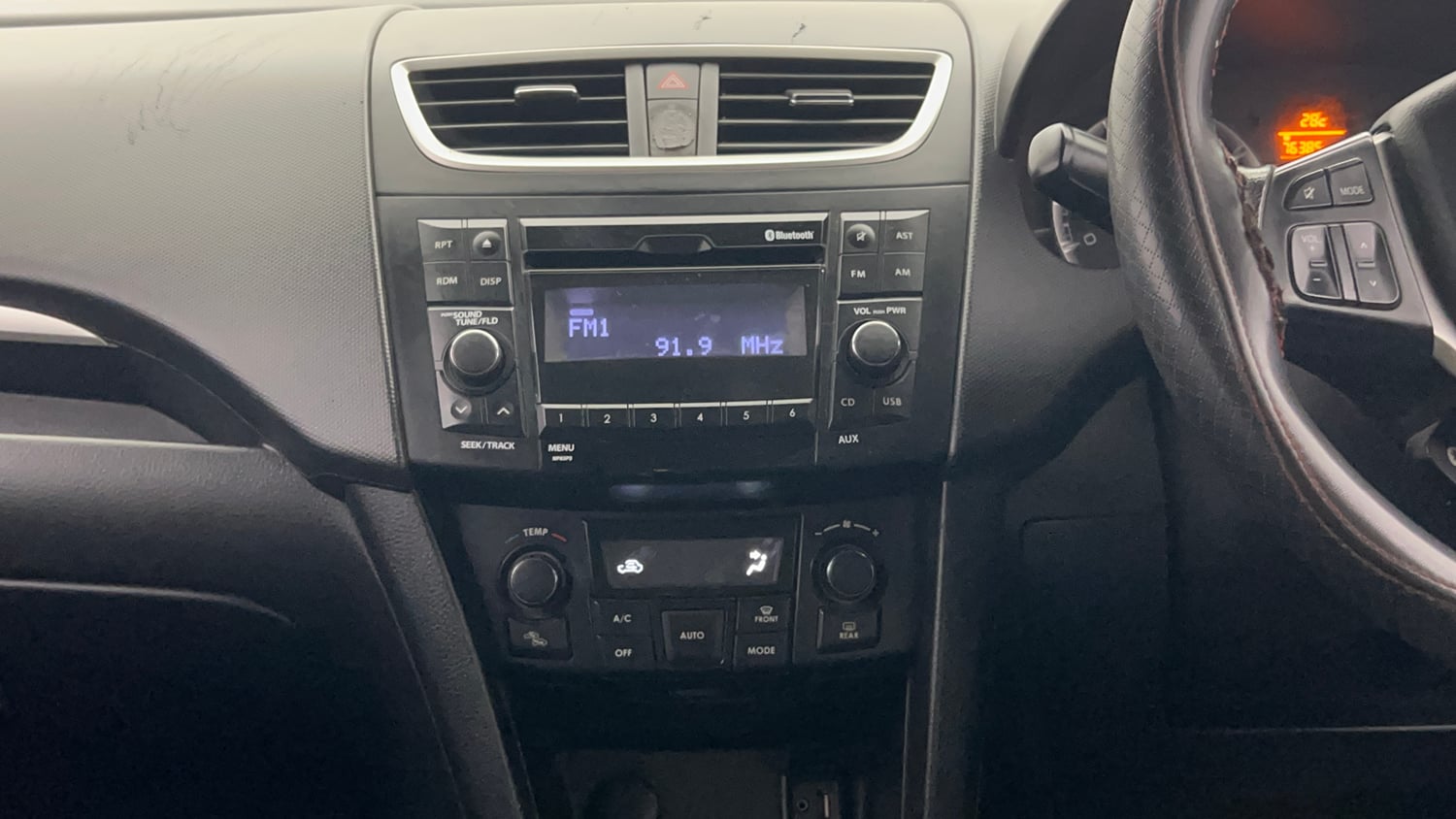 Used 2015 Maruti Suzuki Swift ZXi Petrol Manual top_features Integrated (in-dash) music system