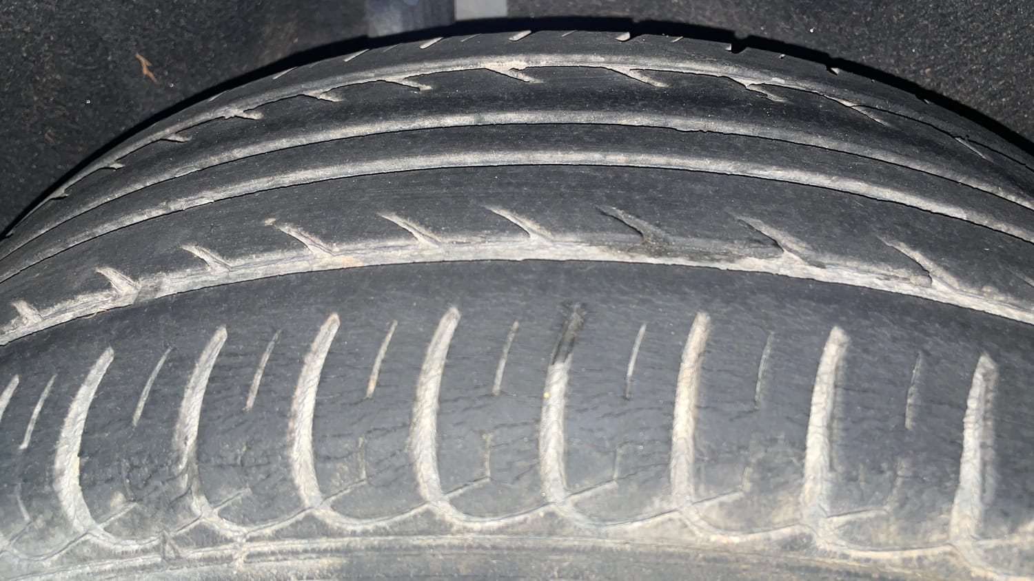 Used 2016 Ford EcoSport Trend 1.5L Ti-VCT Petrol Manual tyres RIGHT REAR TYRE TREAD VIEW