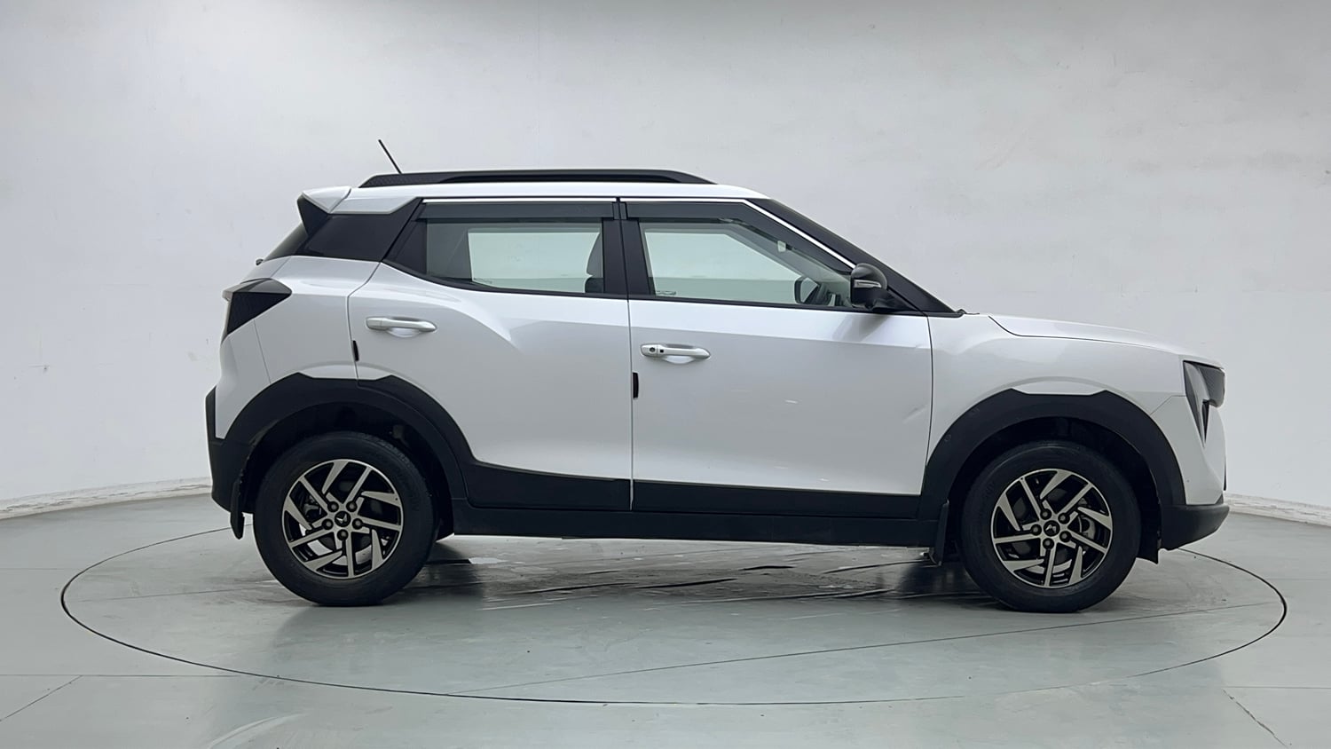 Used 2025 Mahindra XUV 3XO AX5L 1.2 Petrol Petrol Manual exterior RIGHT SIDE VIEW