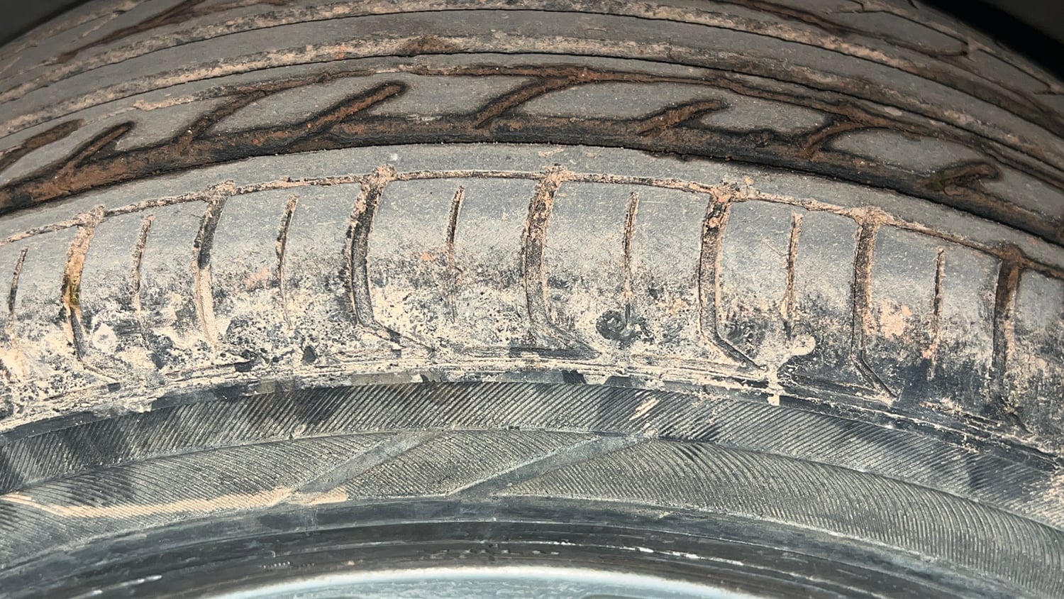 Used 2015 Maruti Suzuki Swift ZXi Petrol Manual tyres LEFT FRONT TYRE TREAD VIEW