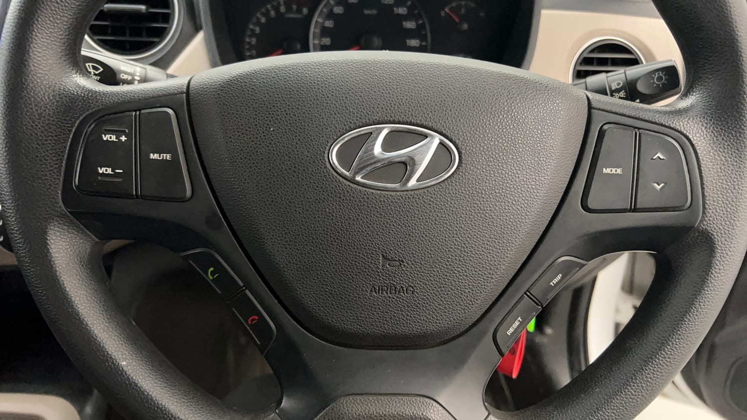 Used 2020 Hyundai Xcent S Petrol+cng(outside fitted) Cng Manual top_features Steering mounted controls