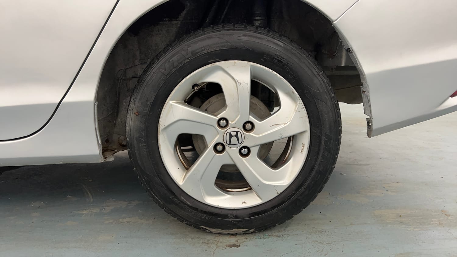 Used 2016 Honda City V Petrol Manual tyres LEFT REAR TYRE RIM VIEW