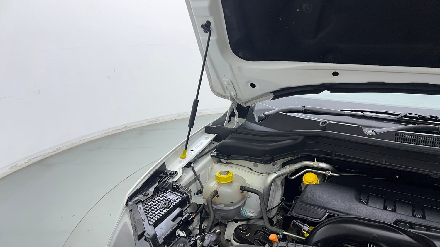 Used 2025 Mahindra XUV 3XO AX5L 1.2 Petrol Petrol Manual engine ENGINE RIGHT SIDE HINGE & APRON VIEW