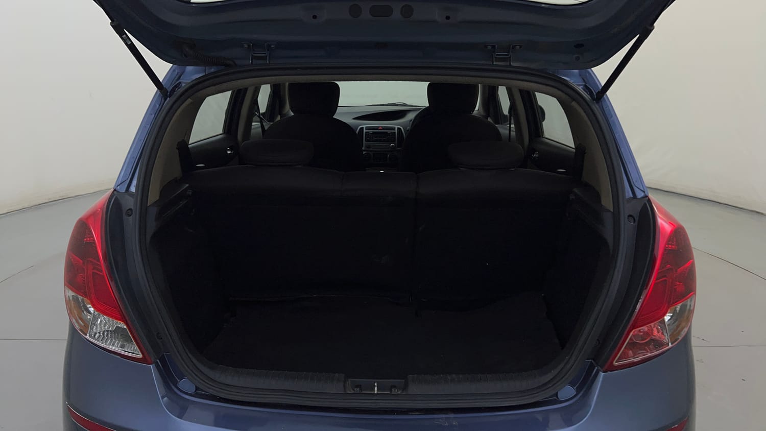 Used 2013 Hyundai i20 Sportz 1.2 Petrol Manual interior DICKY INSIDE VIEW