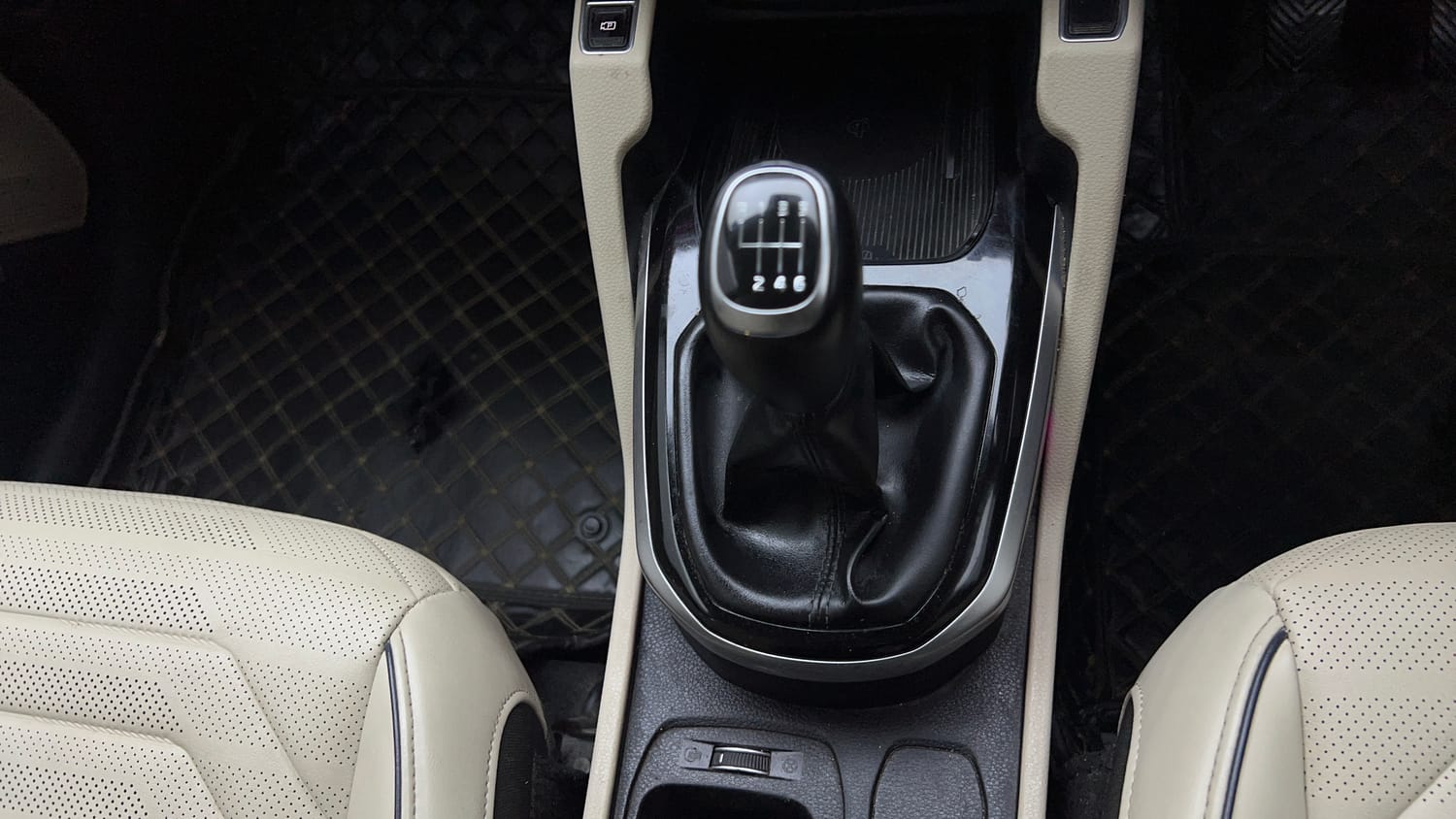 2022 Kia Carens Luxury Plus 1.4 Petrol 7 STR-16