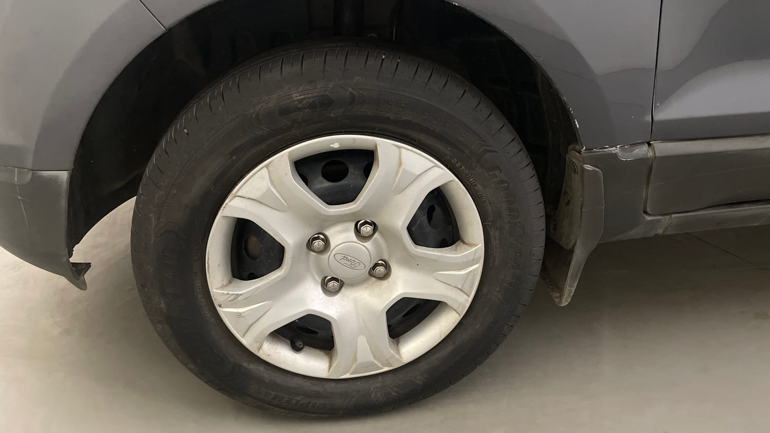 Used 2016 Ford EcoSport Trend 1.5L Ti-VCT Petrol Manual tyres LEFT FRONT TYRE RIM VIEW