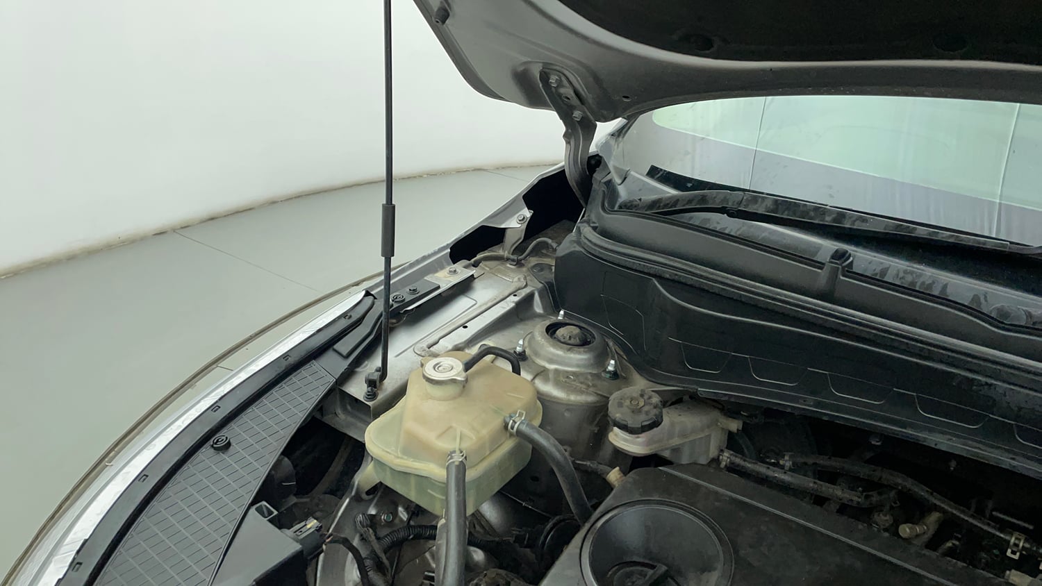 Used 2019 Kia Seltos GTX Plus 1.4 Petrol Manual engine ENGINE RIGHT SIDE HINGE & APRON VIEW