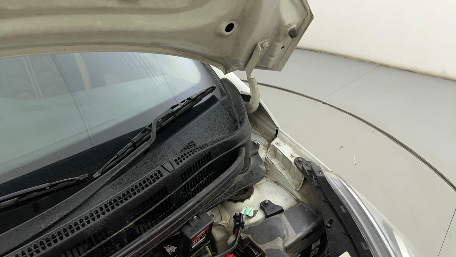 Used 2020 Hyundai Xcent S Petrol+cng(outside fitted) Cng Manual engine ENGINE LEFT SIDE HINGE & APRON VIEW