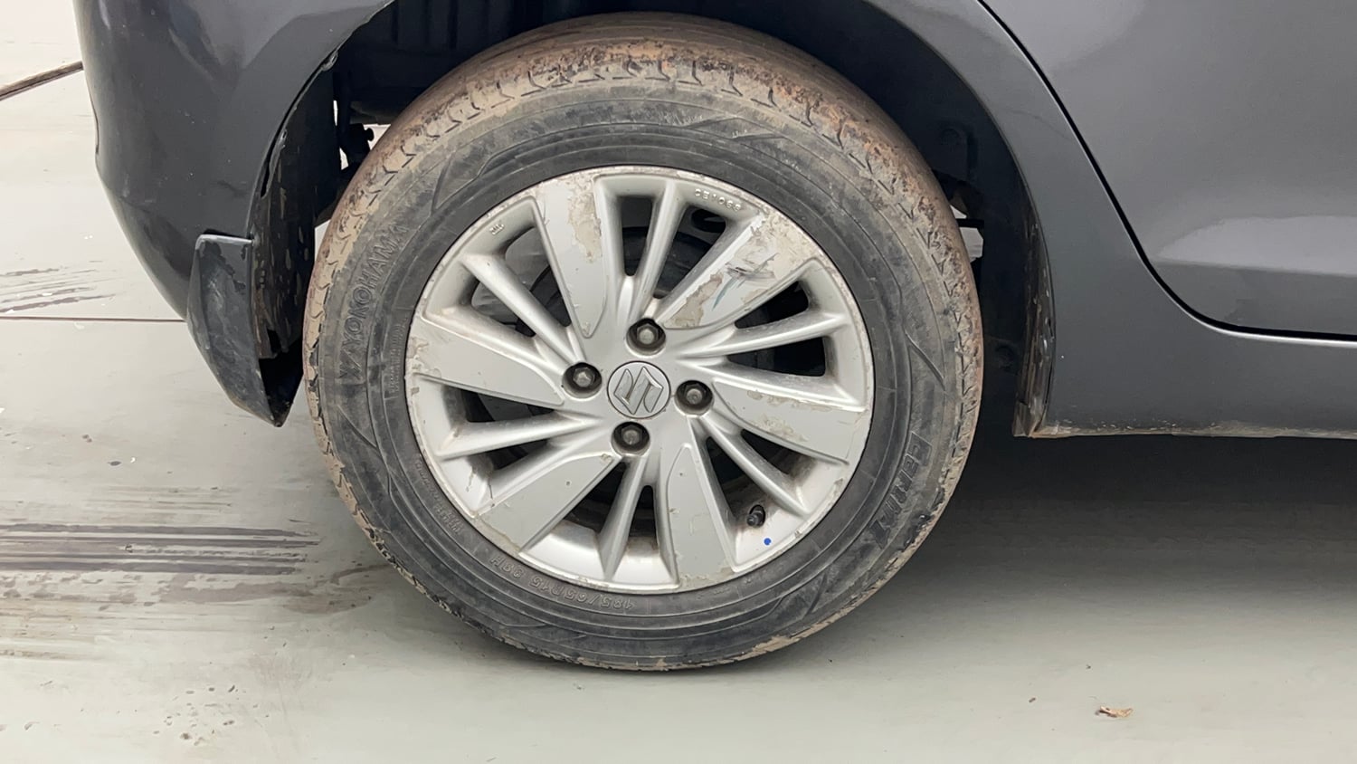 Used 2015 Maruti Suzuki Swift ZXi Petrol Manual tyres RIGHT REAR TYRE RIM VIEW