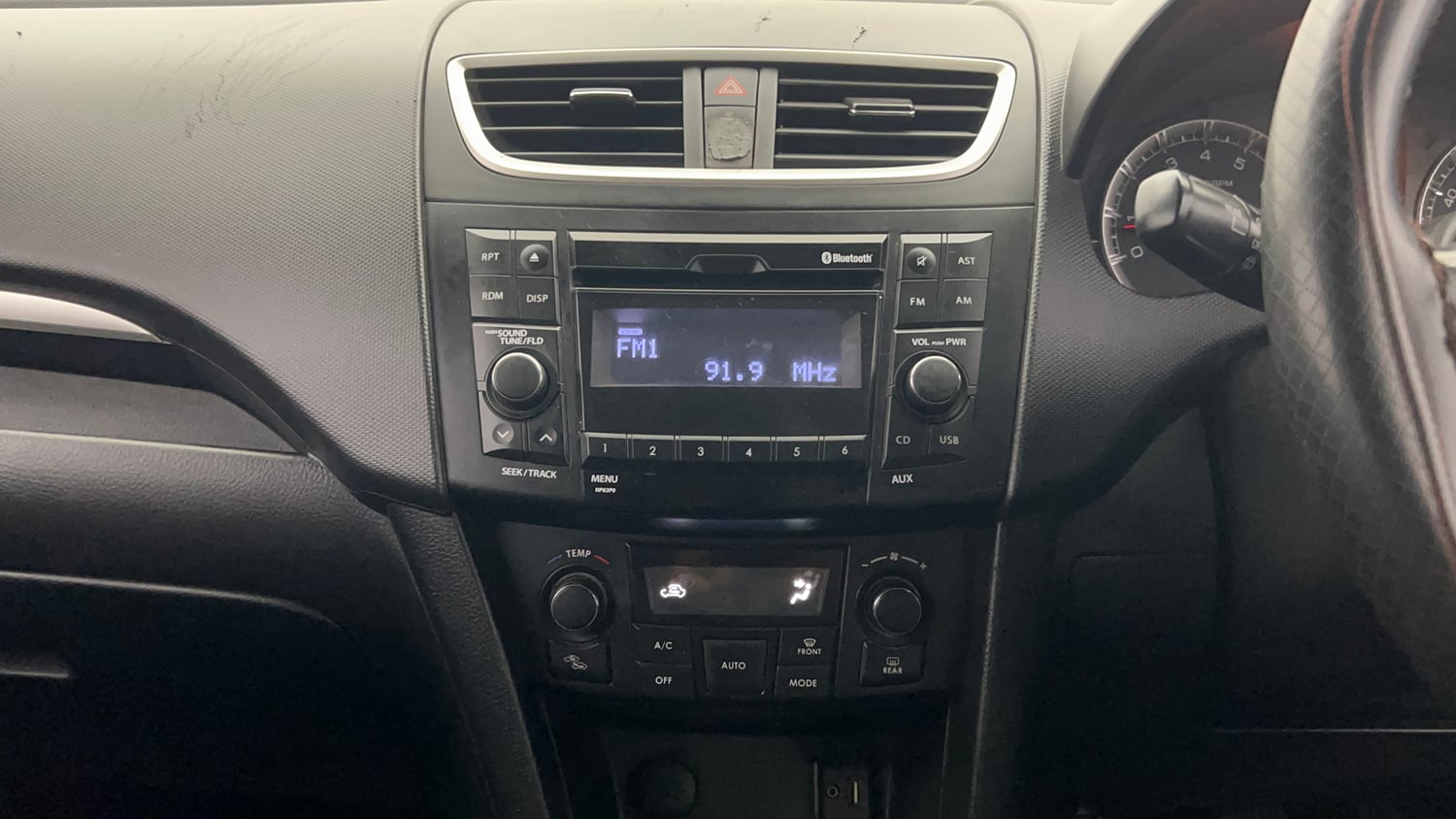 Used 2015 Maruti Suzuki Swift ZXi Petrol Manual interior MUSIC SYSTEM & AC CONTROL VIEW