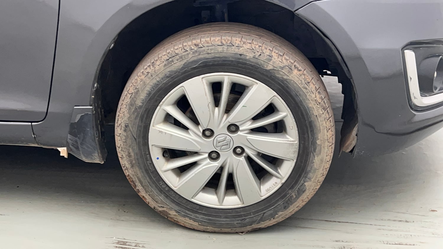 Used 2015 Maruti Suzuki Swift ZXi Petrol Manual tyres RIGHT FRONT TYRE RIM VIEW