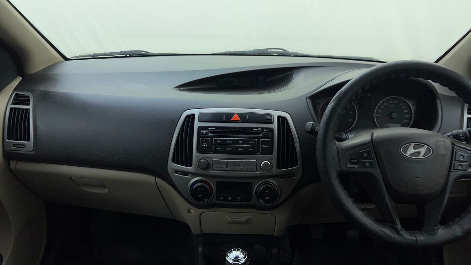 Used 2013 Hyundai i20 Sportz 1.2 Petrol Manual interior MUSIC SYSTEM & AC CONTROL VIEW