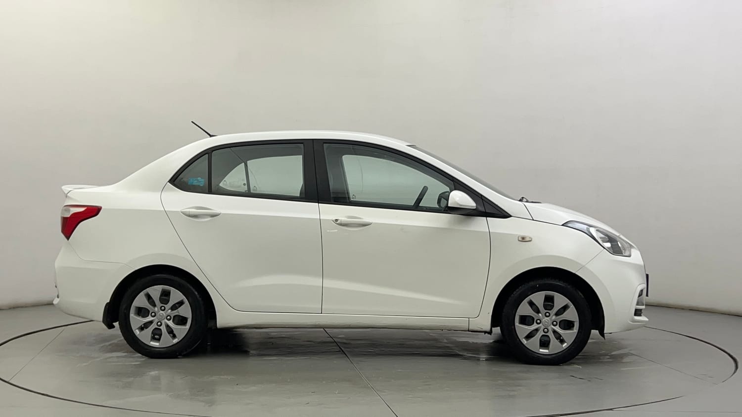 Used 2020 Hyundai Xcent S Petrol+cng(outside fitted) Cng Manual exterior RIGHT SIDE VIEW