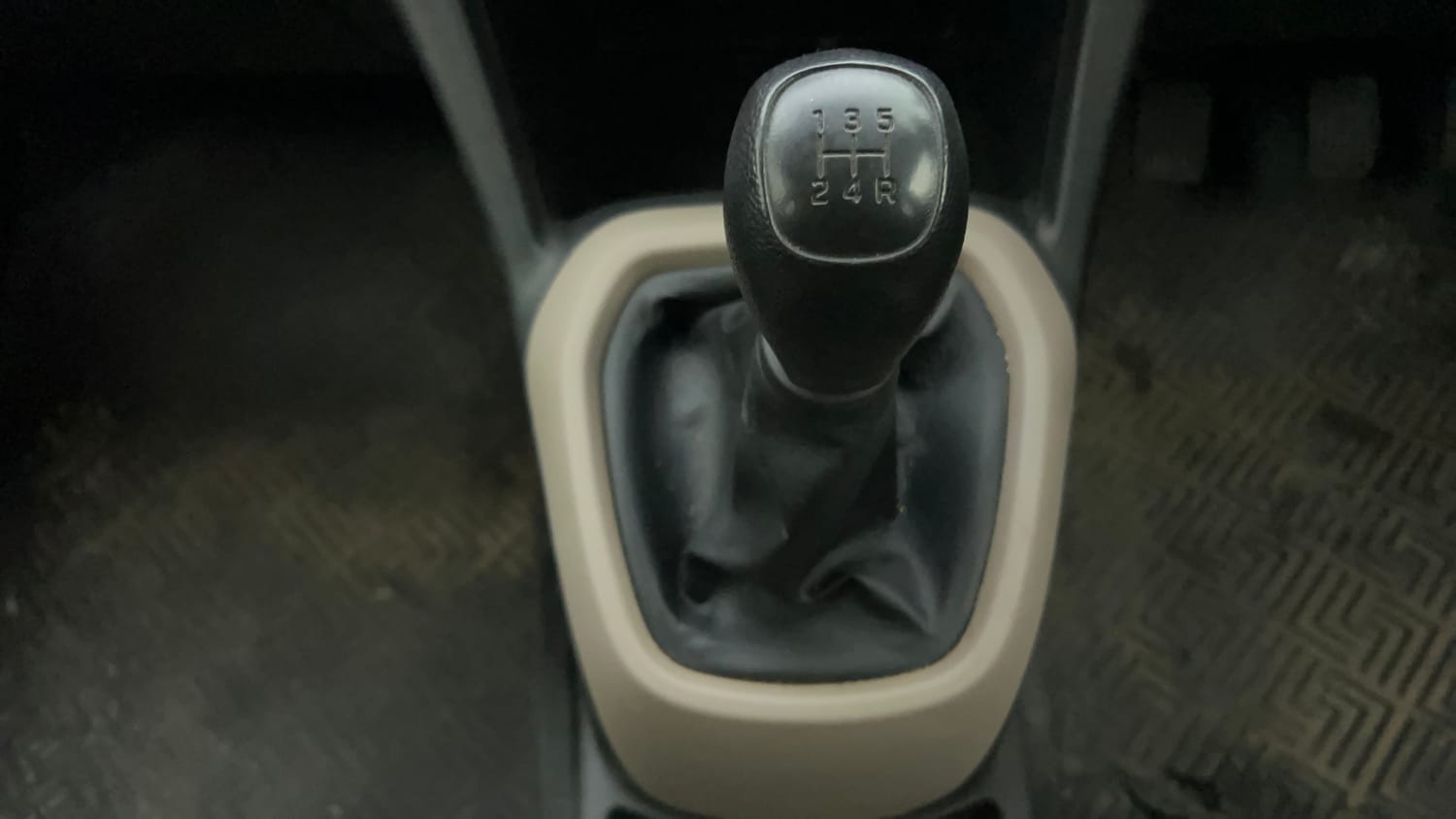 Used 2020 Hyundai Xcent S Petrol+cng(outside fitted) Cng Manual interior GEAR  KNOB VIEW