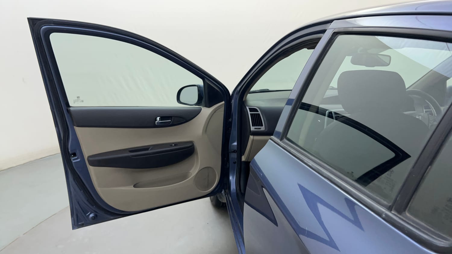 Used 2013 Hyundai i20 Sportz 1.2 Petrol Manual interior LEFT FRONT DOOR OPEN VIEW