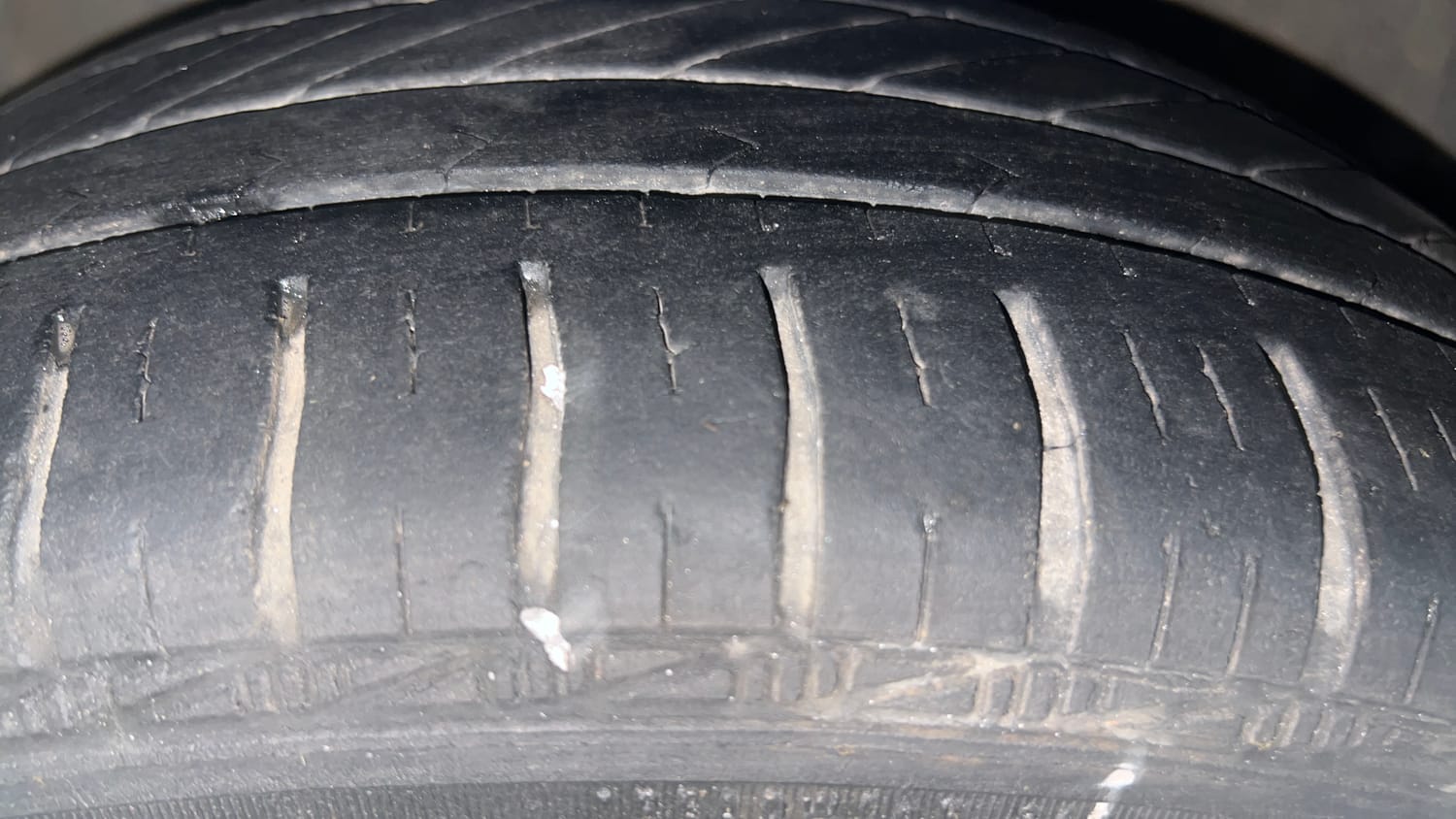 Used 2013 Hyundai i20 Sportz 1.2 Petrol Manual tyres LEFT FRONT TYRE TREAD VIEW