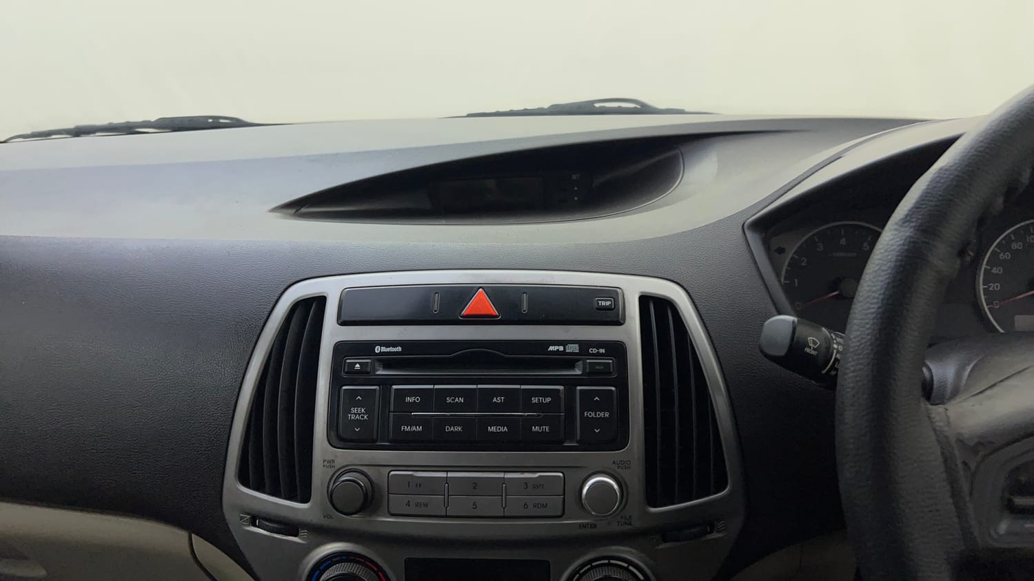 Used 2013 Hyundai i20 Sportz 1.2 Petrol Manual top_features Integrated (in-dash) music system
