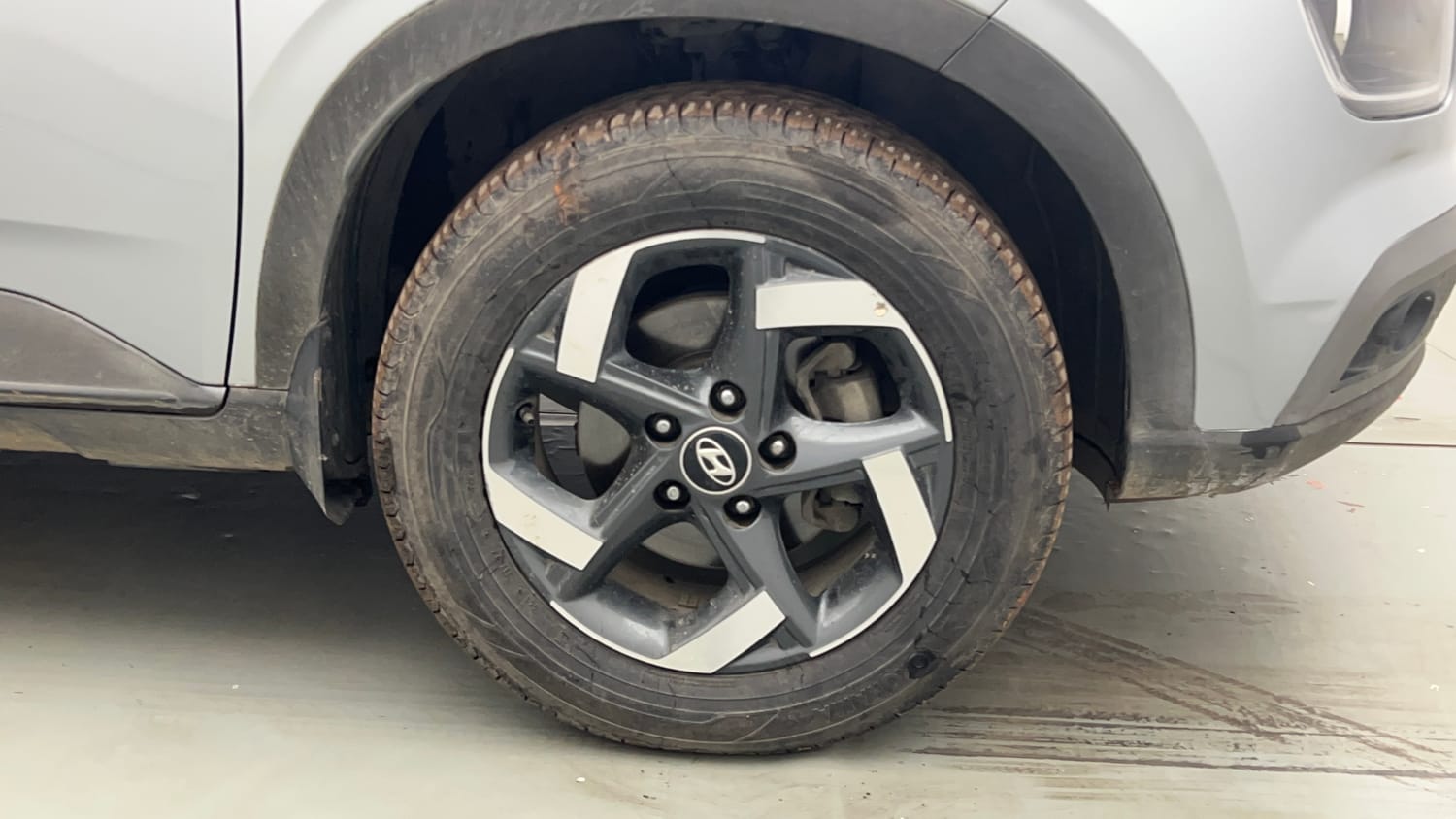 Used 2019 Hyundai Venue SX Plus 1.0 Turbo DCT Petrol Automatic tyres RIGHT FRONT TYRE RIM VIEW