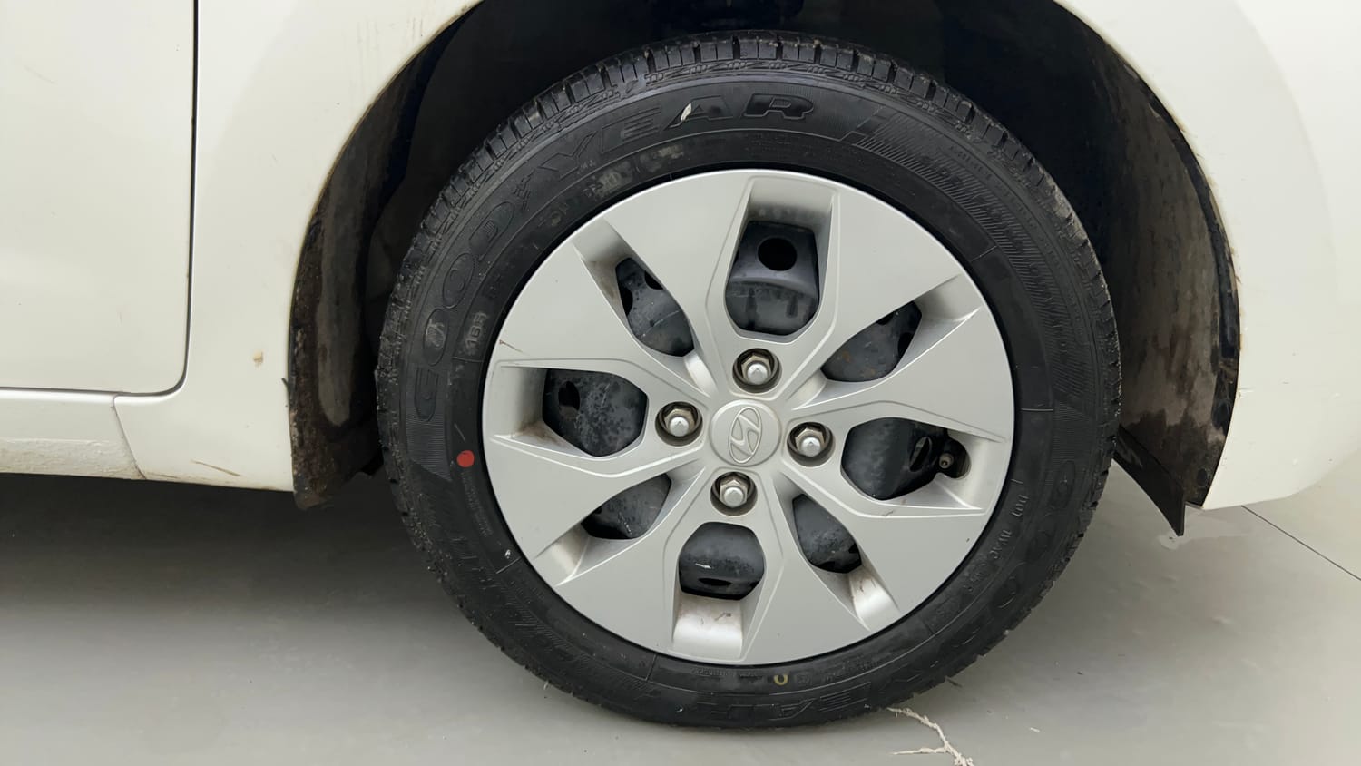 Used 2020 Hyundai Xcent S Petrol+cng(outside fitted) Cng Manual tyres RIGHT FRONT TYRE RIM VIEW