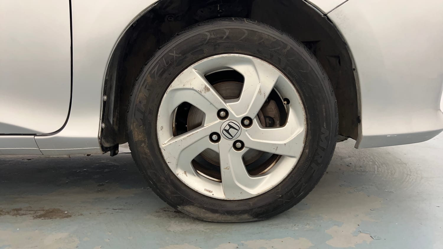 Used 2016 Honda City V Petrol Manual tyres RIGHT FRONT TYRE RIM VIEW