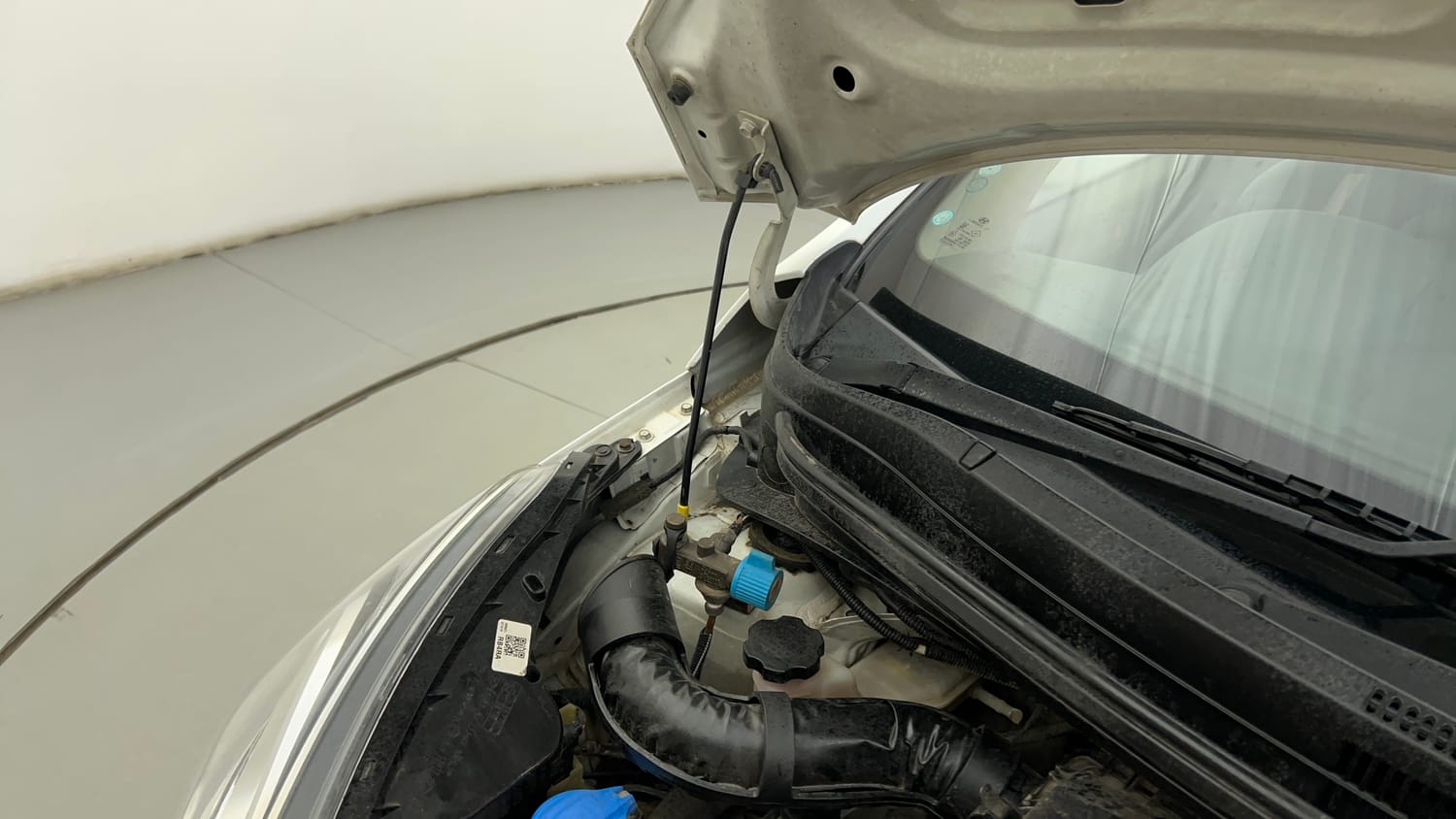 Used 2020 Hyundai Xcent S Petrol+cng(outside fitted) Cng Manual engine ENGINE RIGHT SIDE HINGE & APRON VIEW