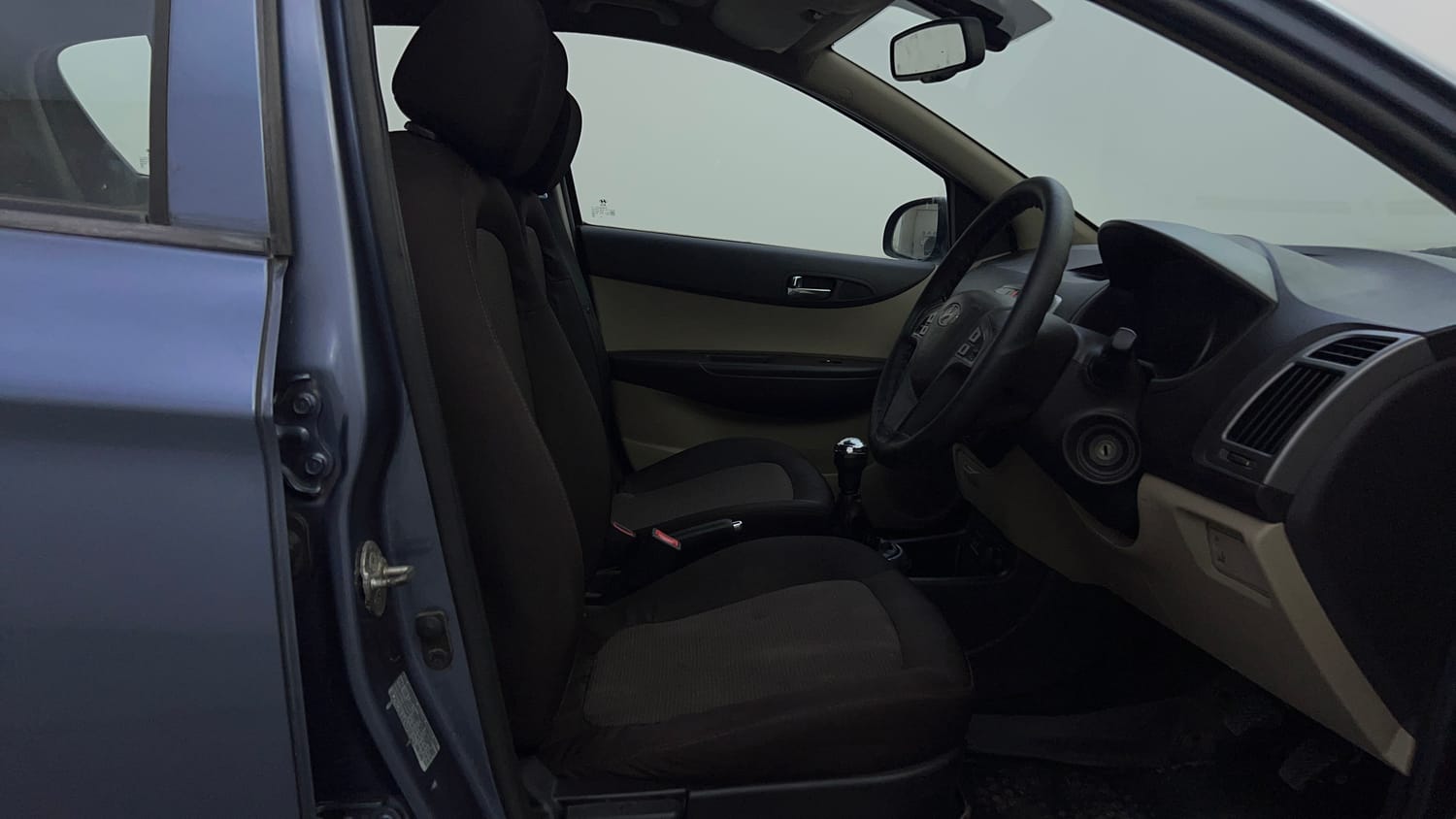 Used 2013 Hyundai i20 Sportz 1.2 Petrol Manual interior RIGHT SIDE FRONT DOOR CABIN VIEW