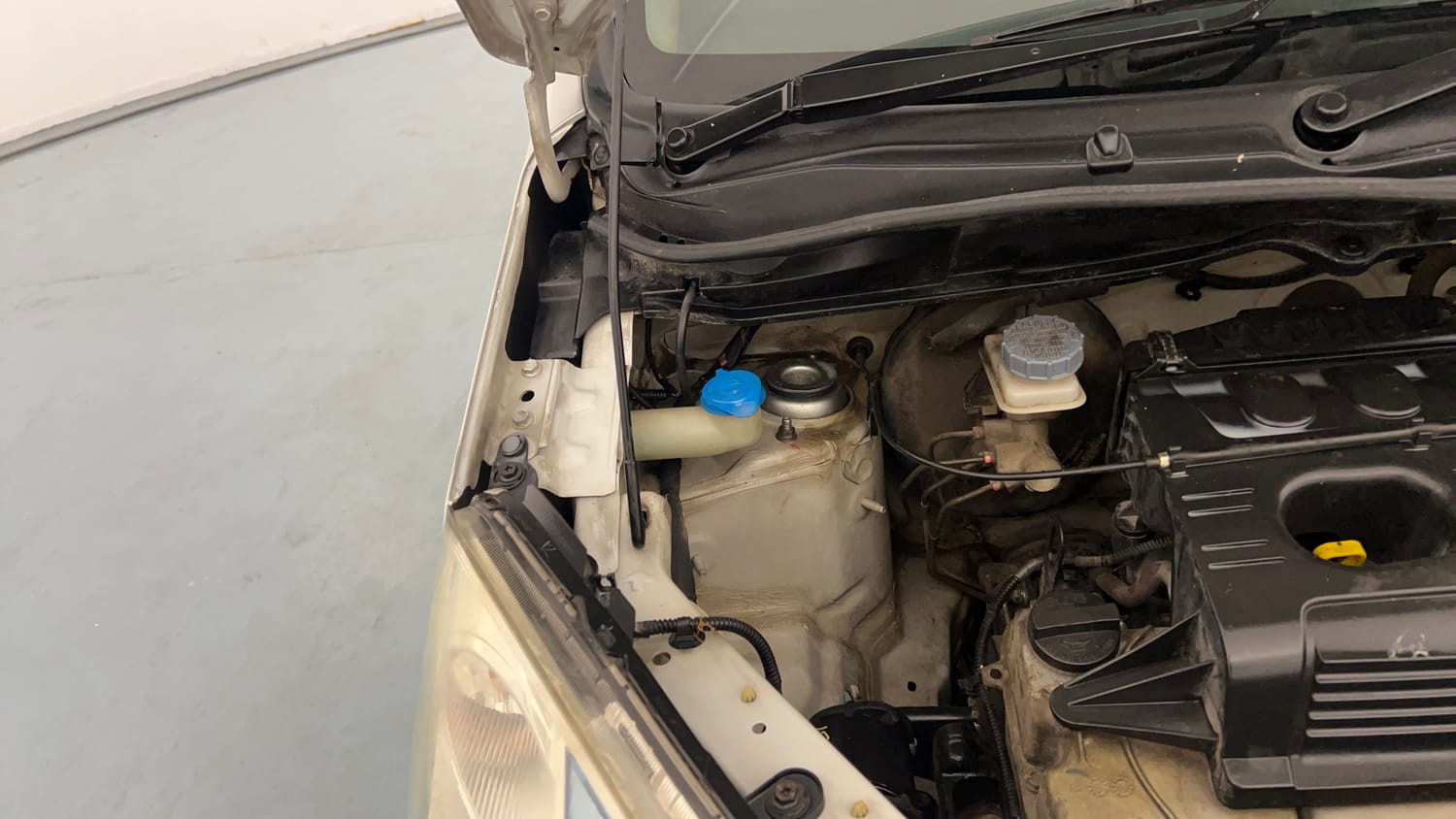 Used 2012 Maruti Suzuki Wagon R 1.0 VXi Petrol Manual engine ENGINE RIGHT SIDE HINGE & APRON VIEW
