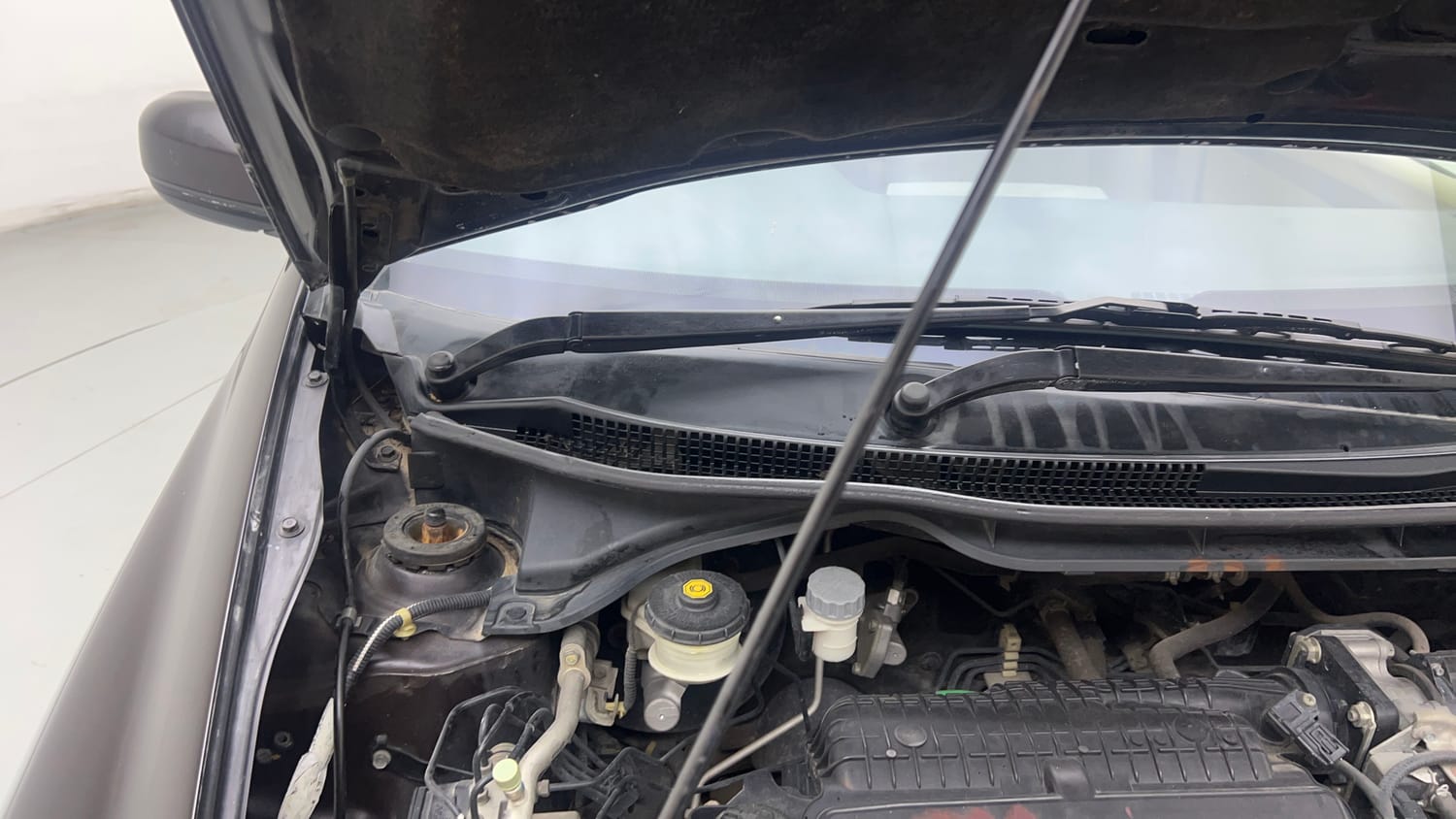 Used 2013 Honda City 1.5 S MT Petrol Manual engine ENGINE RIGHT SIDE HINGE & APRON VIEW
