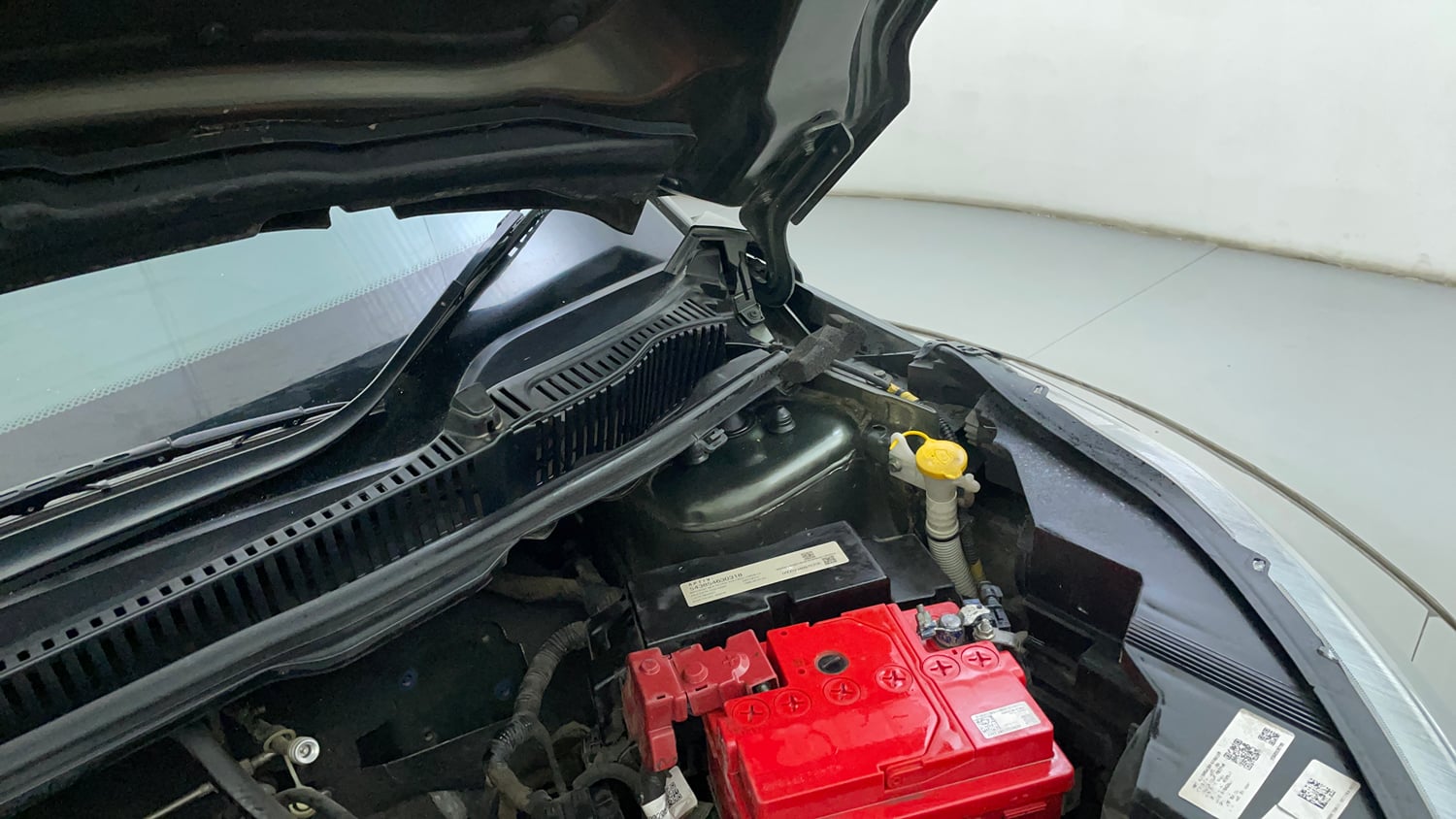Used 2021 Tata Nexon XZA Plus (O) Dual Tone Petrol Automatic engine ENGINE LEFT SIDE HINGE & APRON VIEW