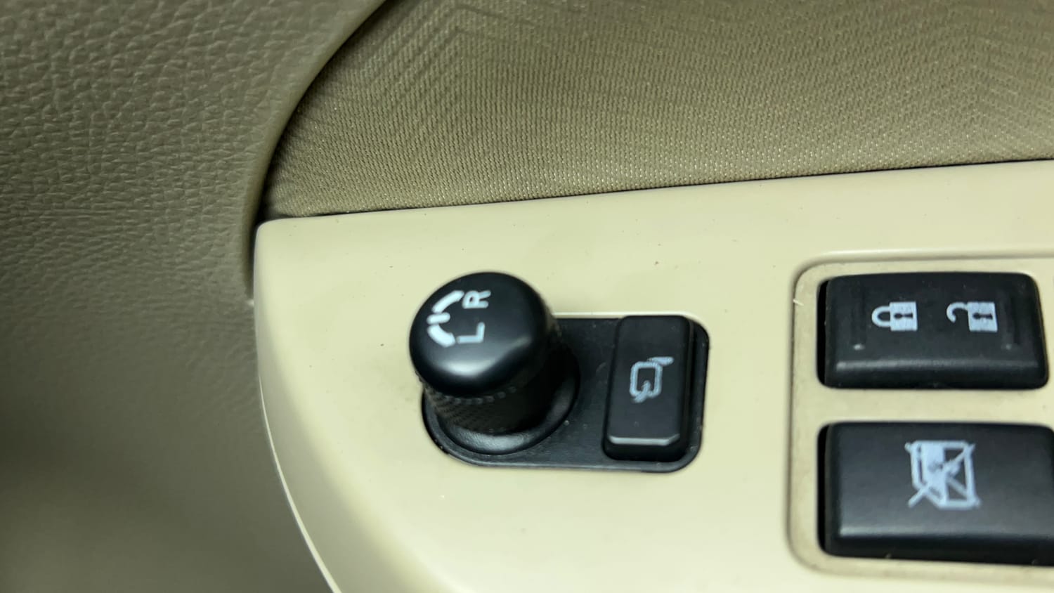 Used 2016 Maruti Suzuki Ertiga VXI Petrol Manual top_features Adjustable ORVM