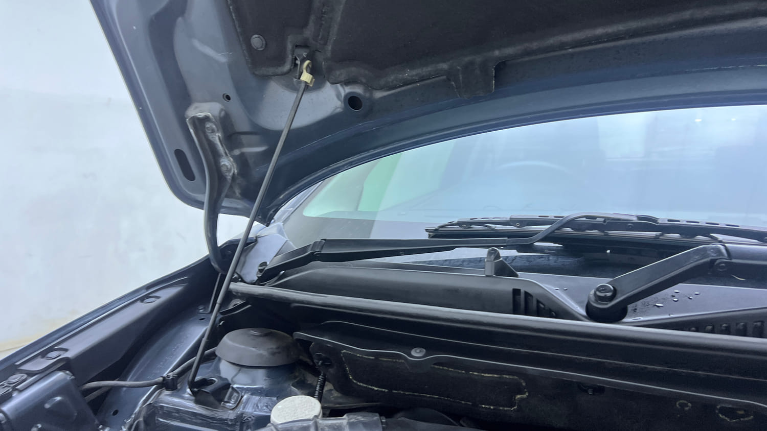 Used 2018 Maruti Suzuki Baleno Zeta 1.2 Petrol Manual engine ENGINE RIGHT SIDE HINGE & APRON VIEW